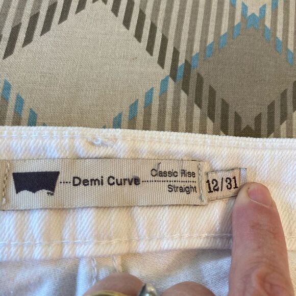 Levi’s Crisp White Demi Curve Jeans - Picture 4 of 10